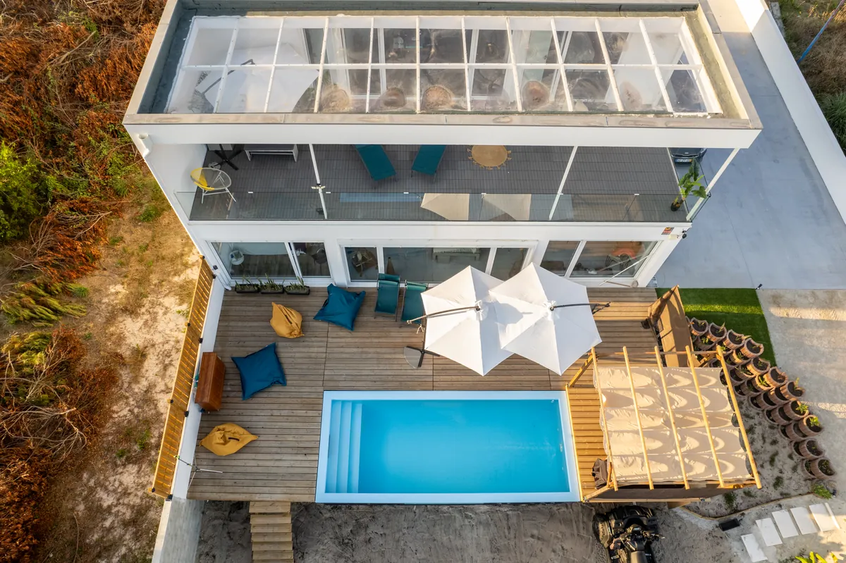 Vista aérea da piscina e do deck junto à Casa Aveiro