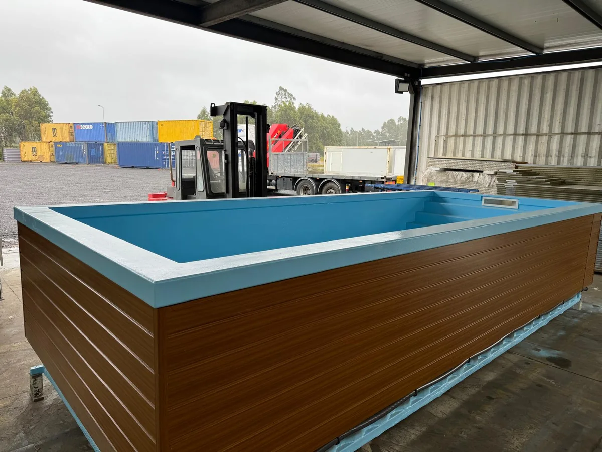 Piscina com acabamento exterior de efeito madeira na oficina Jomipools