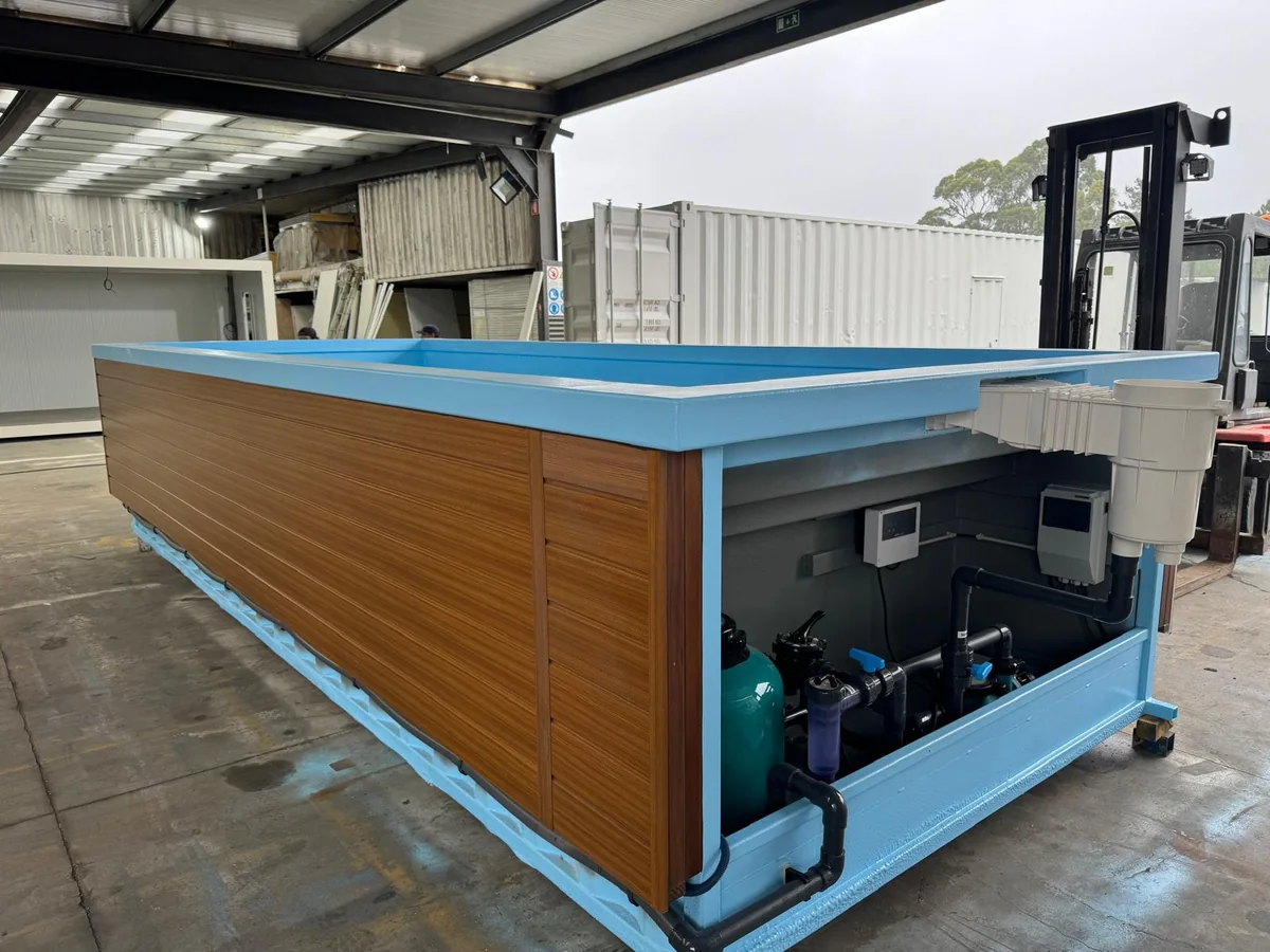Compartimento técnico aberto na extremidade de uma piscina com efeito madeira