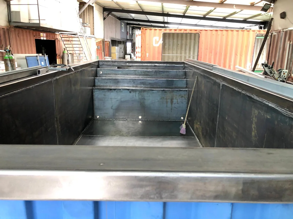 Estrutura metálica de uma piscina em contentor durante o fabrico na oficina
